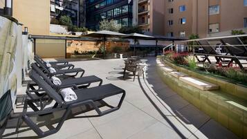 Serveert ontbijt, lunch, diner, Mediterrane gerechten