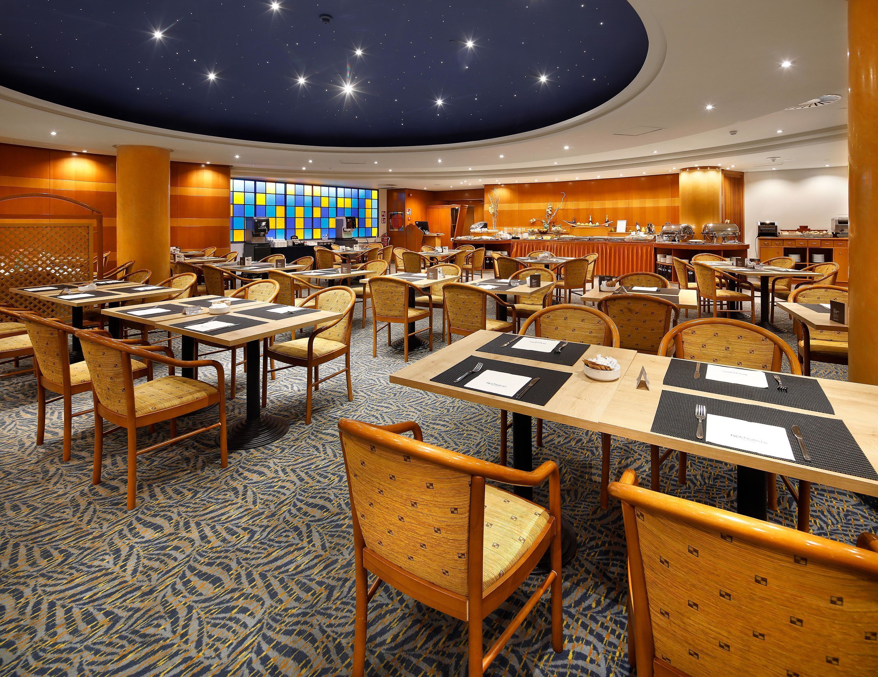 Serveert ontbijt, lunch, diner, Mediterrane gerechten 