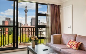 Executive Suite | Hypo-allergenic bedding, desk, laptop workspace, iron/ironing board
