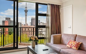 Executive Suite | Hypo-allergenic bedding, desk, laptop workspace, iron/ironing board
