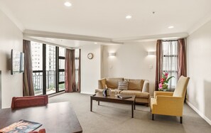 42-inch flat-screen TV with digital channels, TV - Parkside Hotel & Apartments Auckland (Auckland)