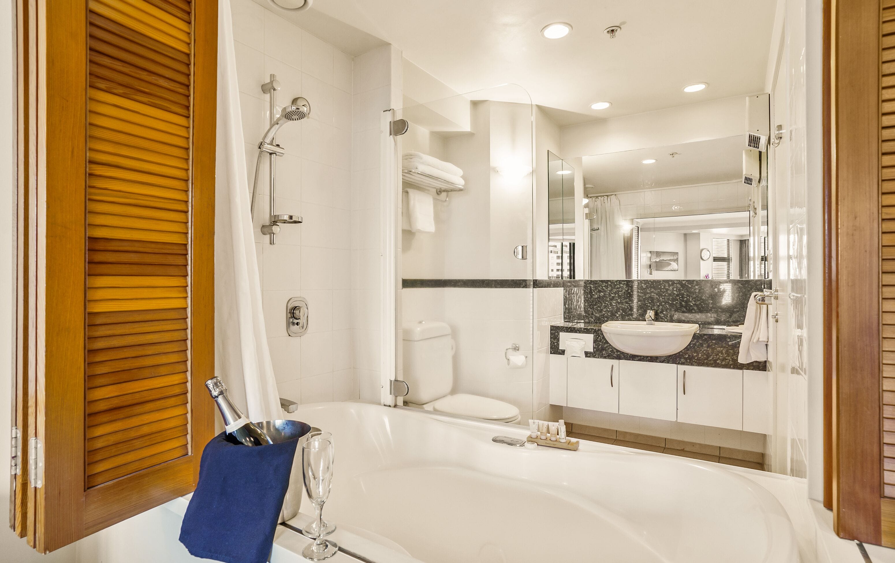 Une salle de bain moderne équipée d’une baignoire, de toilettes et d’une douche.