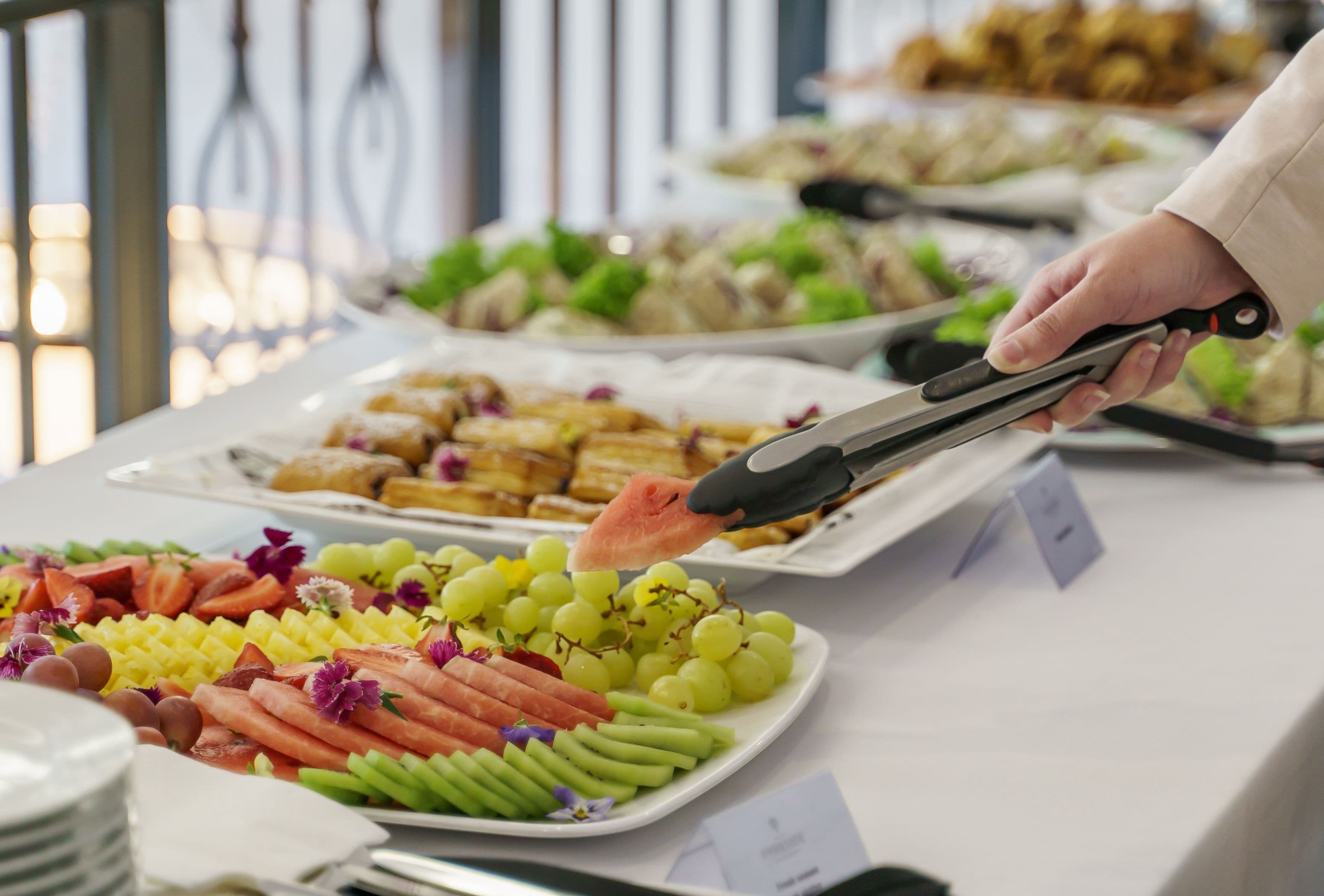 Ein reichhaltiges Buffet mit verschiedenen Speisen, darunter Obst, Gemüse und Gebäck.