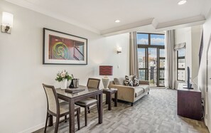 Penthouse | Living area | 42-inch flat-screen TV with digital channels, TV - Parkside Hotel & Apartments Auckland (Auckland)