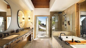 Suite, 1 kingsize bed (Big Sur) | Badkamer | Een douche, een haardroger, badjassen, handdoeken