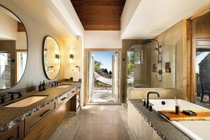 Suite, 1 cama de matrimonio grande (Big Sur) | Baño | Ducha, secador de pelo, albornoces y toallas