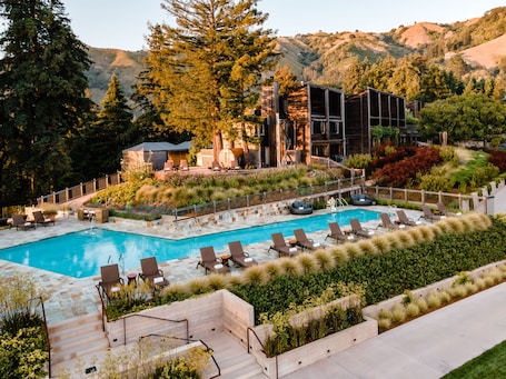 2 outdoor pools, pool umbrellas, sun loungers. Alila Ventana Big Sur