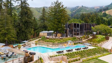 2 piscinas externas, guarda-sóis, espreguiçadeiras