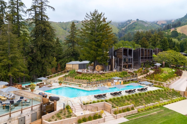 2 piscinas externas, guarda-sóis, espreguiçadeiras