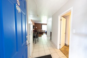 Habitación familiar, varias camas, baño privado | 1 dormitorio, edredones de plumas, mobiliario individual y escritorio