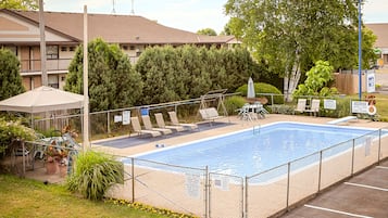 Seasonal outdoor pool, pool umbrellas, sun loungers