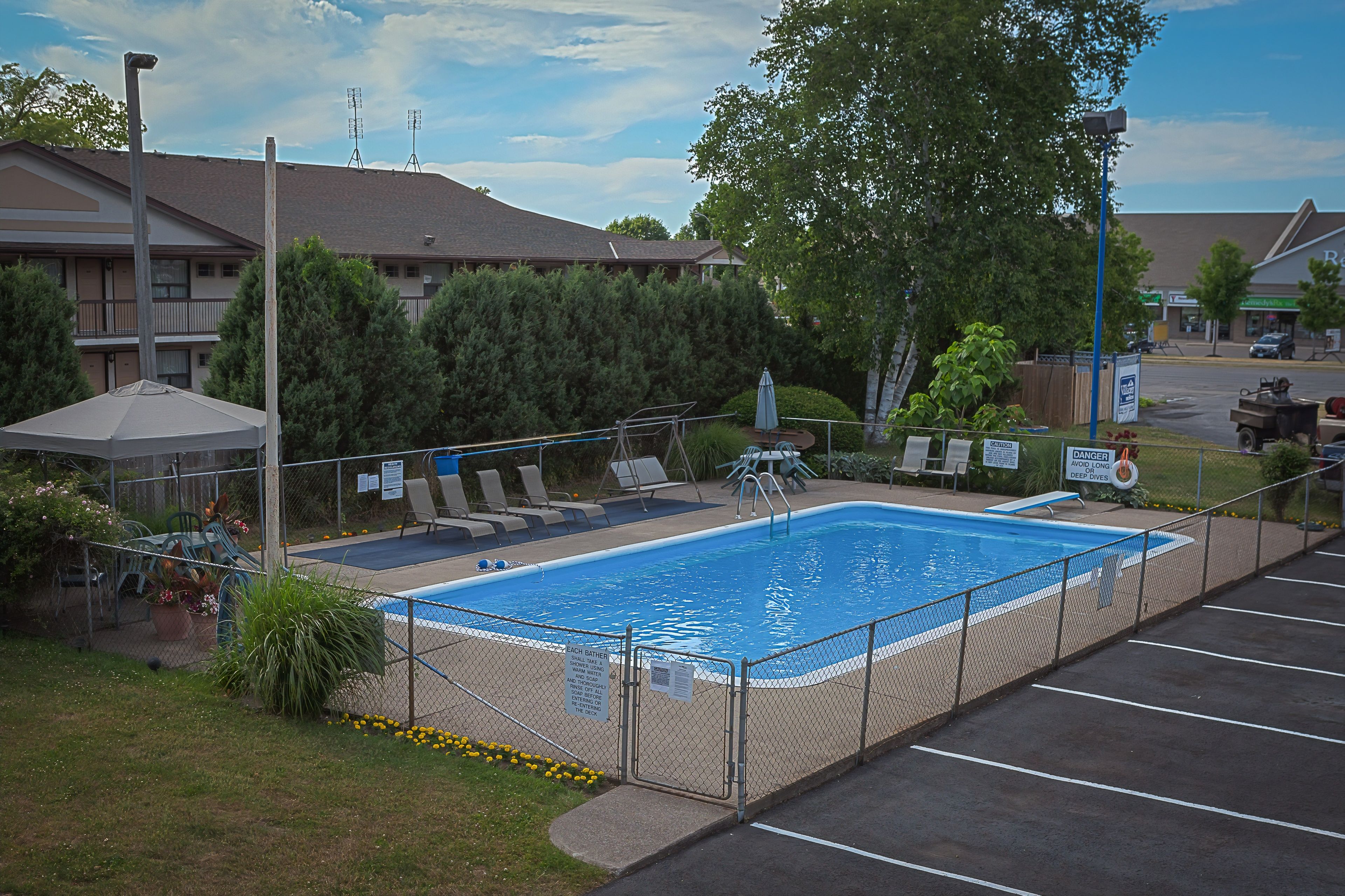 Piscine extérieure (ouverte en saison), parasols de plage