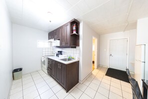 Habitación familiar, varias camas, baño privado | 1 dormitorio, edredones de plumas, mobiliario individual y escritorio