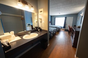 Habitación estándar, accesible para personas con discapacidad | 1 dormitorio, edredones de plumas, mobiliario individual y escritorio
