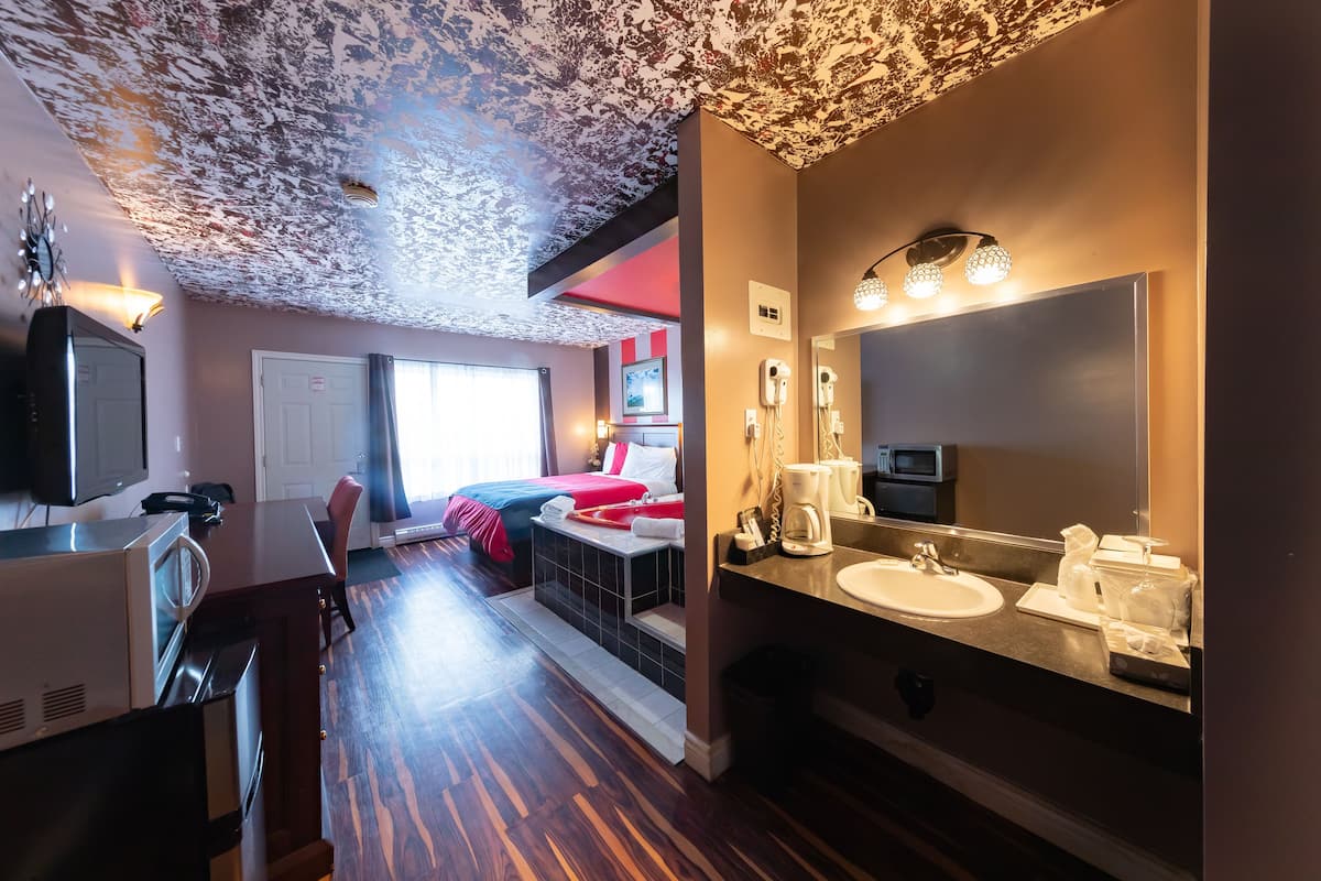 Suite, 1 Queen Bed, Jetted Tub, Courtyard View | Down comforters, desk, blackout drapes, iron/ironing board