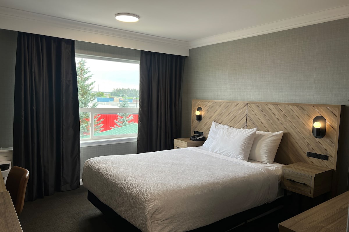 Standard Room, 1 Queen Bed | 1 bedroom, in-room safe, desk, laptop workspace