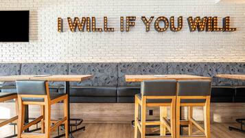 2 restaurants, breakfast, lunch, dinner served; American cuisine