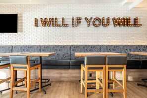 2 restaurants, breakfast, lunch, dinner served; American cuisine