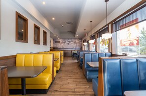 2 restaurants; breakfast, lunch, dinner, and brunch served - Sandman Hotel Red Deer (Red Deer)