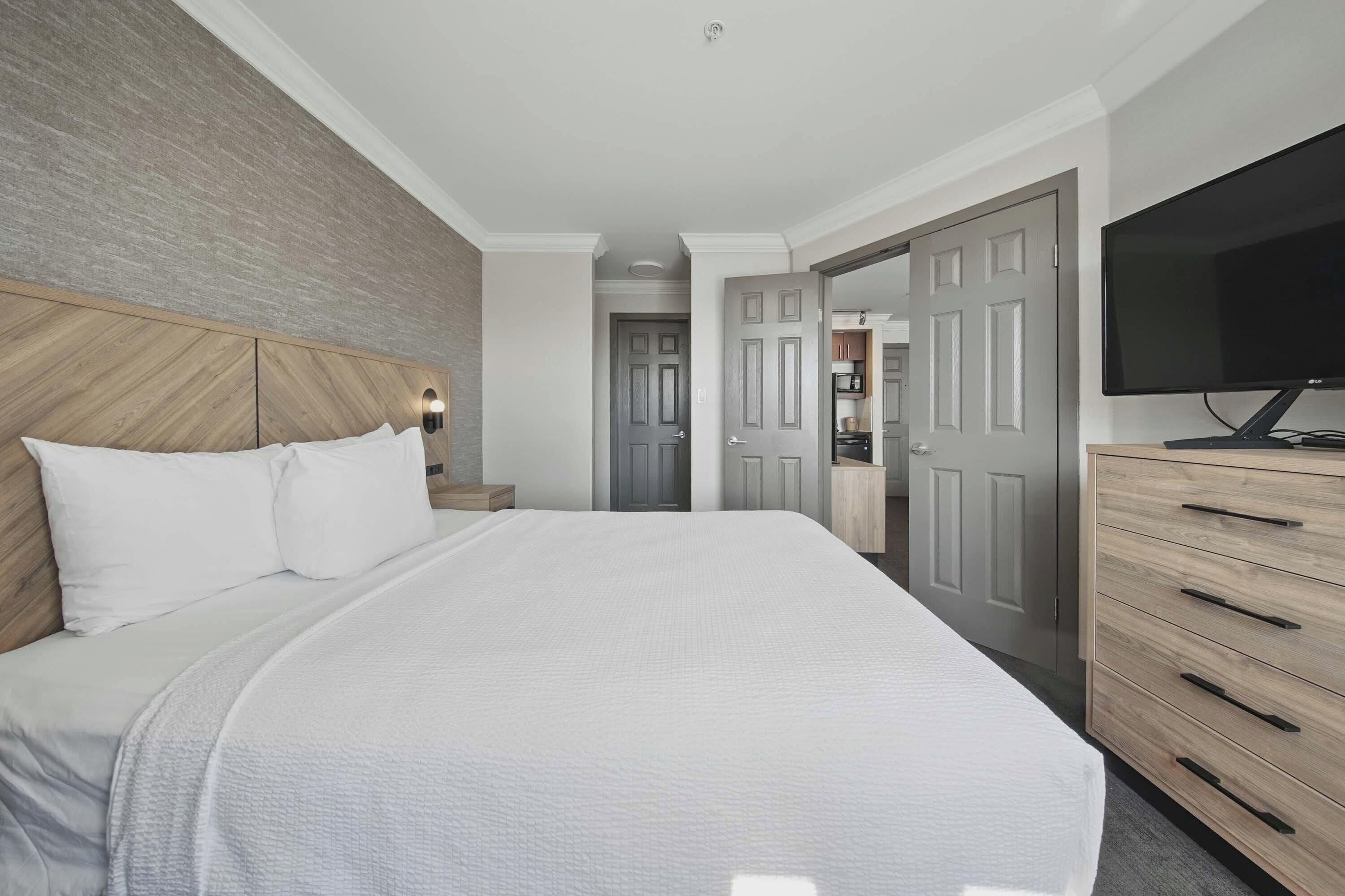 Suite Standard, 1 grand lit et 1 canapé-lit, coin cuisine | Coffres-forts dans les chambres, bureau
