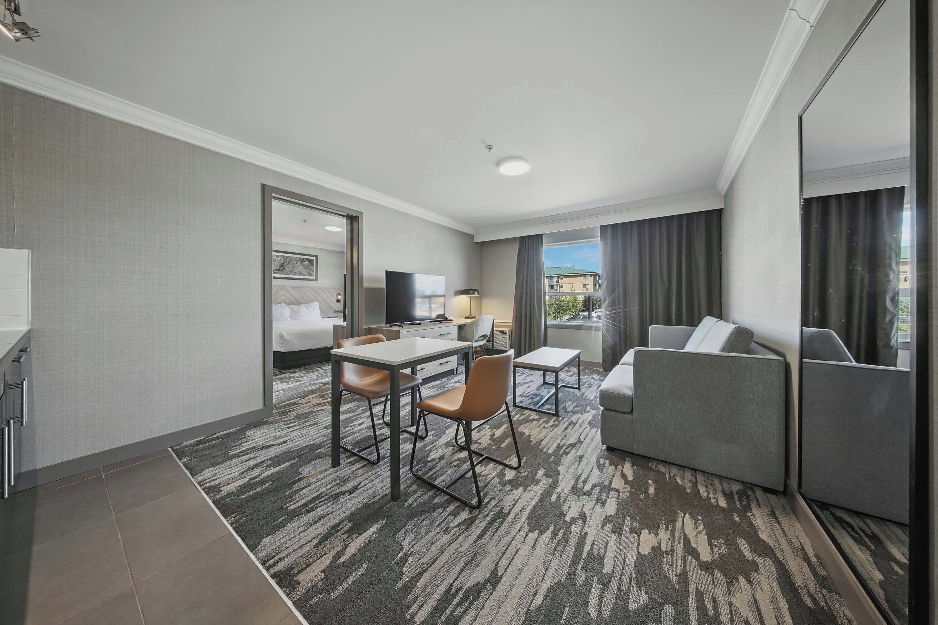 Suite majestueuse, 1 très grand lit et 1 canapé-lit, cuisinette | Aire de séjour | Téléviseur, films payants