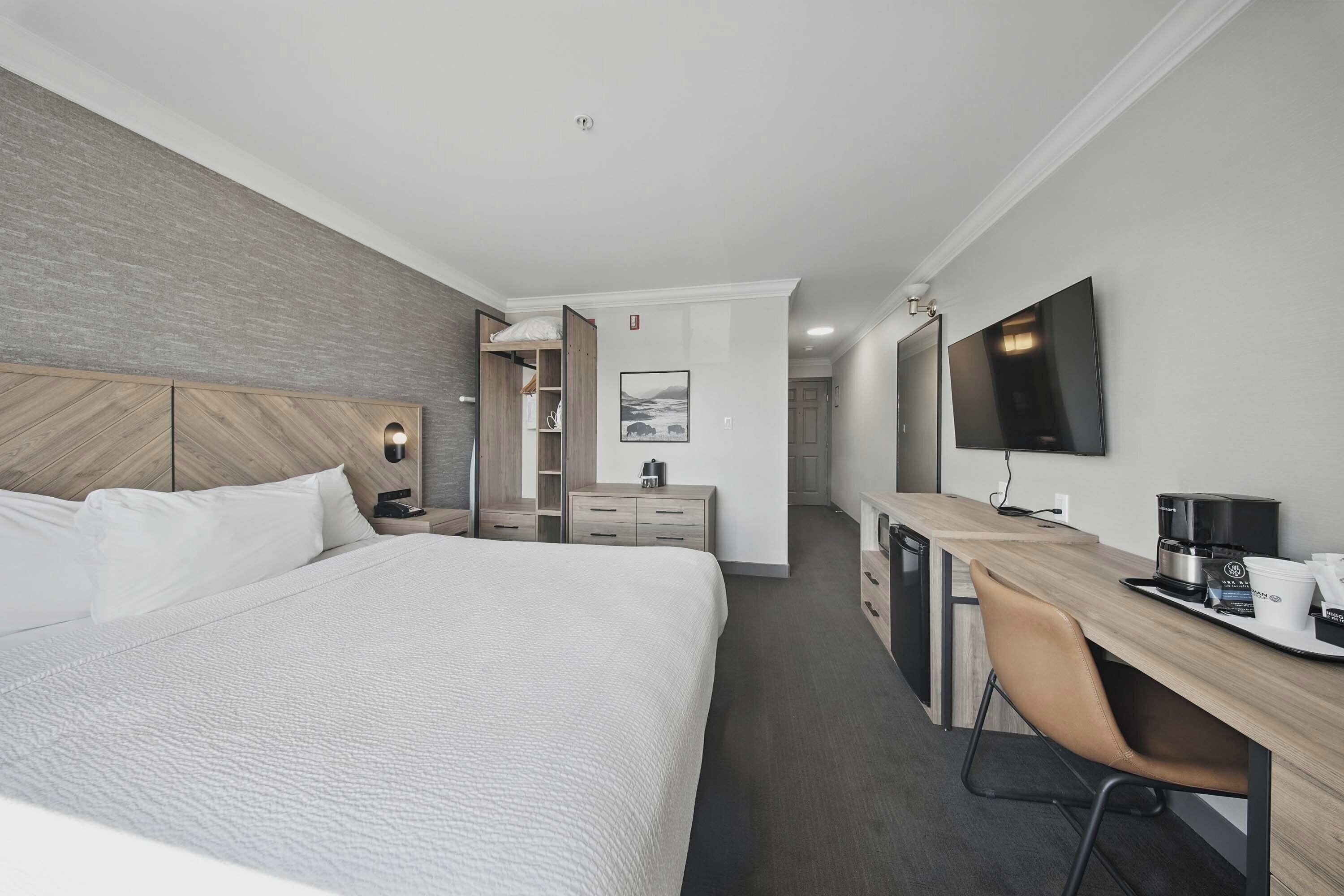 Standard Room, 1 Queen Bed | In-room safe, desk, laptop workspace, blackout drapes