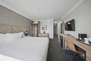 Standard Room, 1 Queen Bed | In-room safe, desk, laptop workspace, blackout drapes