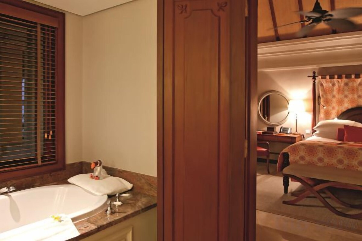 Luxe beddengoed, een minibar, een kluis op de kamer, een bureau