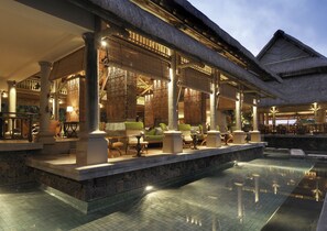 4 bars/lounges, swim-up bar, poolside bar - Constance Prince Maurice (Poste de Flacq)