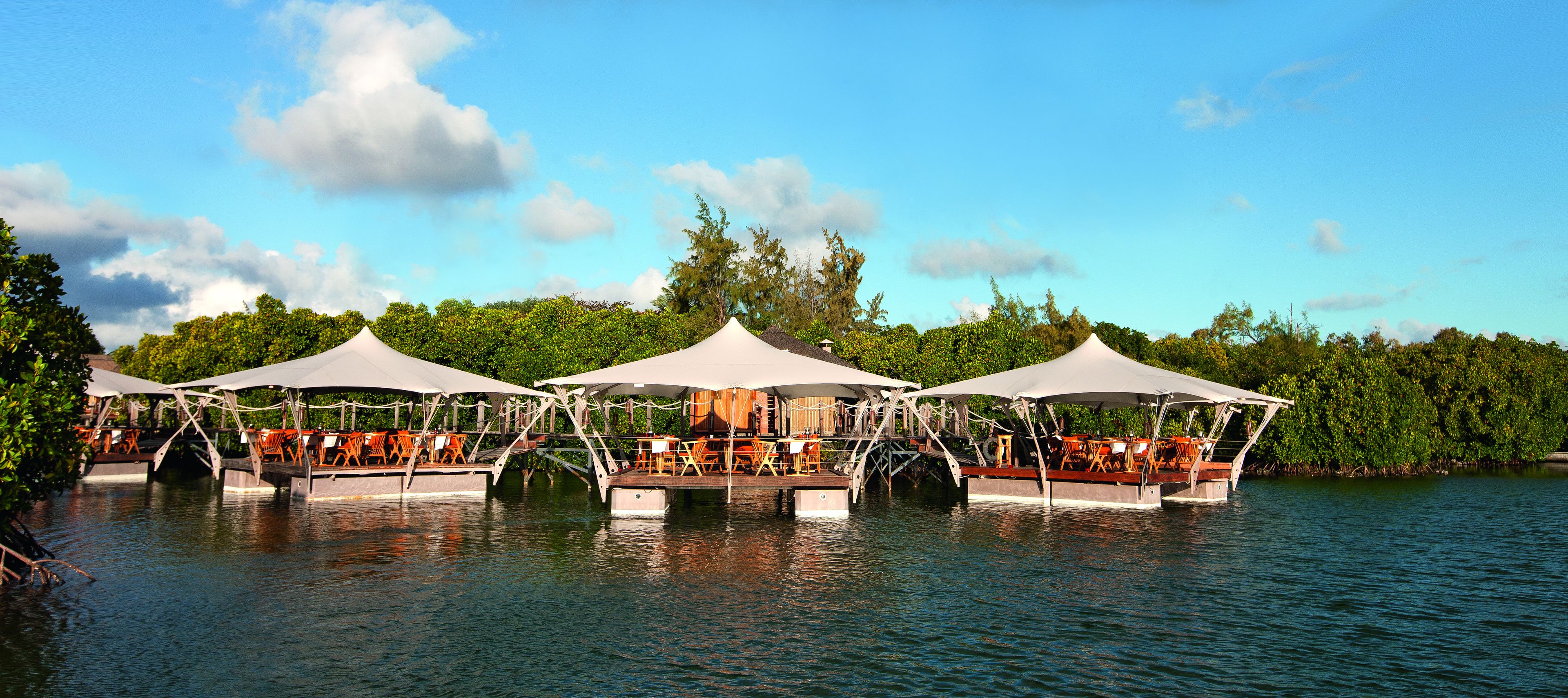 3 restaurants, breakfast, lunch, dinner served; sushi