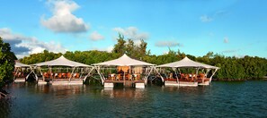 3 restaurantes; se sirve desayuno, almuerzo y cena; sushi