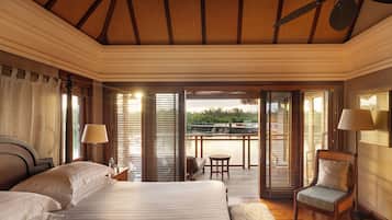 Villa (on Stilts/Overwater) | Luxe beddengoed, een minibar, een kluis op de kamer, een bureau