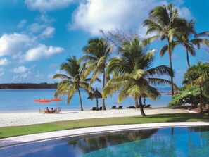 Plage, sable blanc, chaises longues, parasols