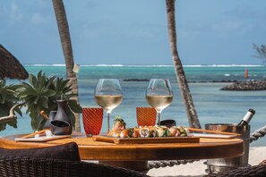 3 restaurants; breakfast, lunch, dinner and brunch served 