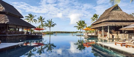 2 piscines extérieures, parasols de plage, chaises longues