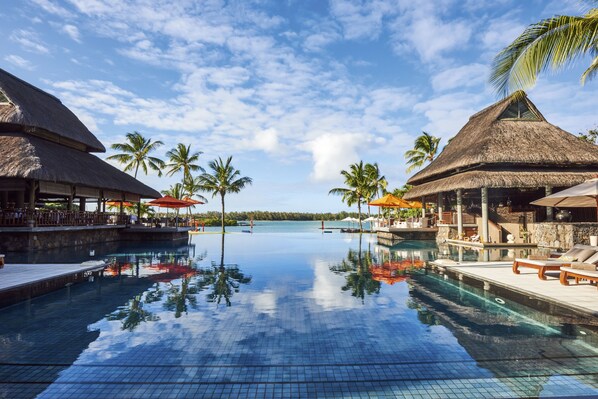 2 kolam renang outdoor, dengan payung kolam renang dan kursi berjemur