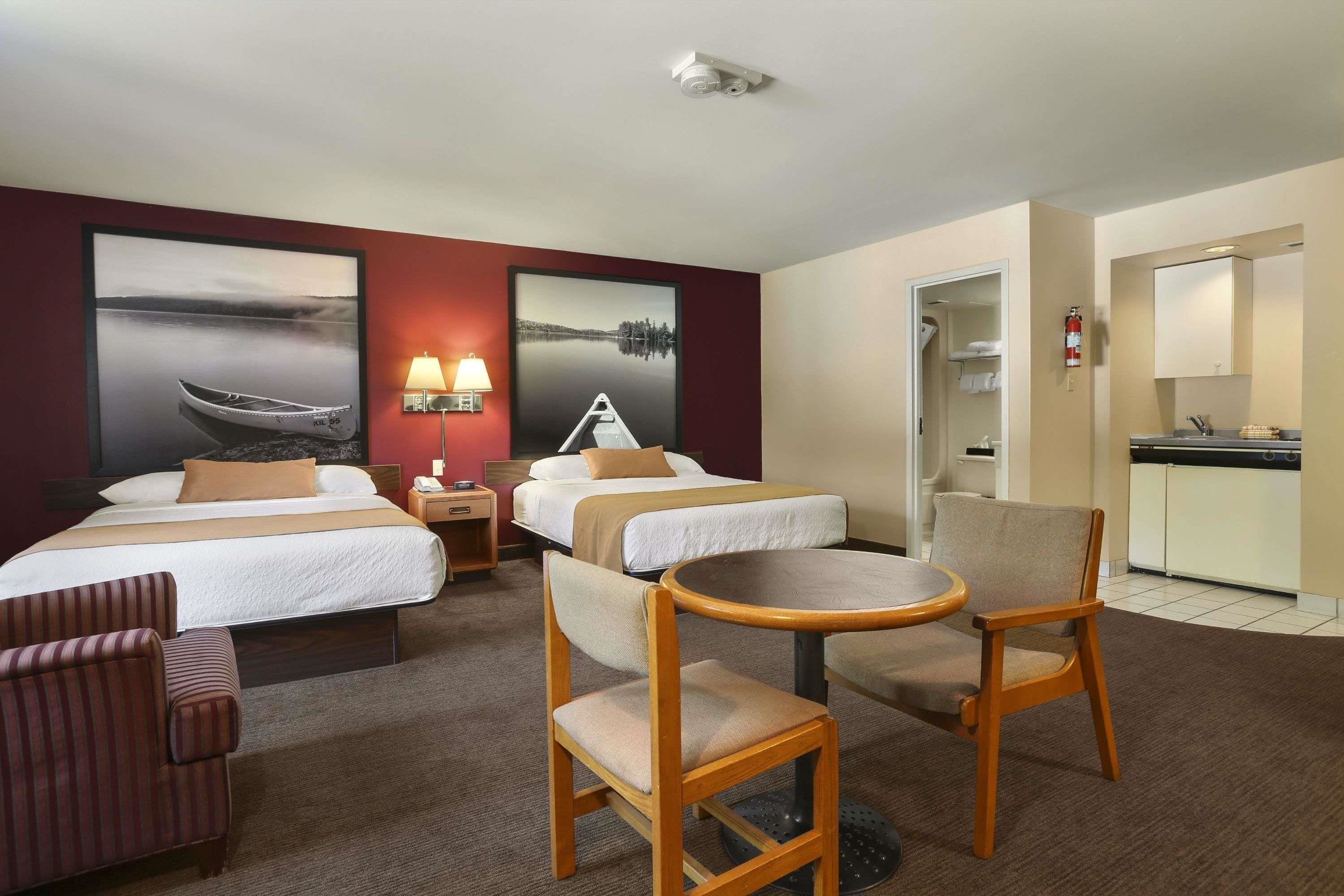 Verdunkelungsvorhänge, schallisolierte Zimmer, Bügeleisen/Bügelbrett