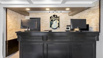Una recepción con logotipo, un televisor de pantalla plana y un diseño moderno.