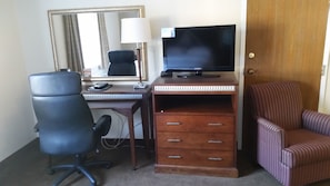 Verdunkelungsvorhänge, schallisolierte Zimmer, Bügeleisen/Bügelbrett