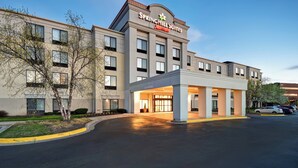 A SpringHill Suites hotel with a modern facade, a covered entrance, and a parking lot. - SpringHill Suites by Marriott Baltimore BWI Airport (Linthicum Heights)