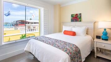 Habitación superior, 2 camas Queen size, vista al puerto | Caja de seguridad en la habitación, escritorio y cortinas blackout