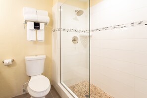Douche, articles de toilette gratuits, sèche-cheveux