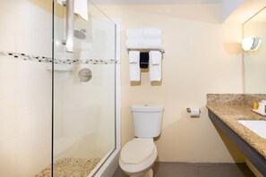 Habitación superior, 2 camas Queen size, vista al puerto | Baño | Regadera, amenidades de baño gratuitas, secadora de cabello, toallas 