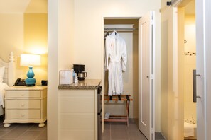 Chambre Standard, 1 très grand lit | Armoire