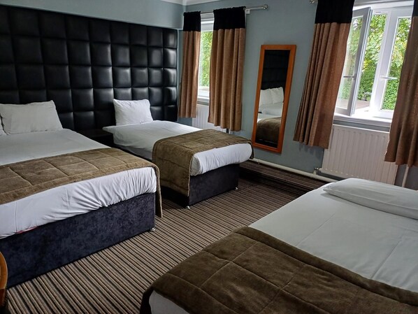 Schreibtisch, kostenloses WLAN, Bettwäsche