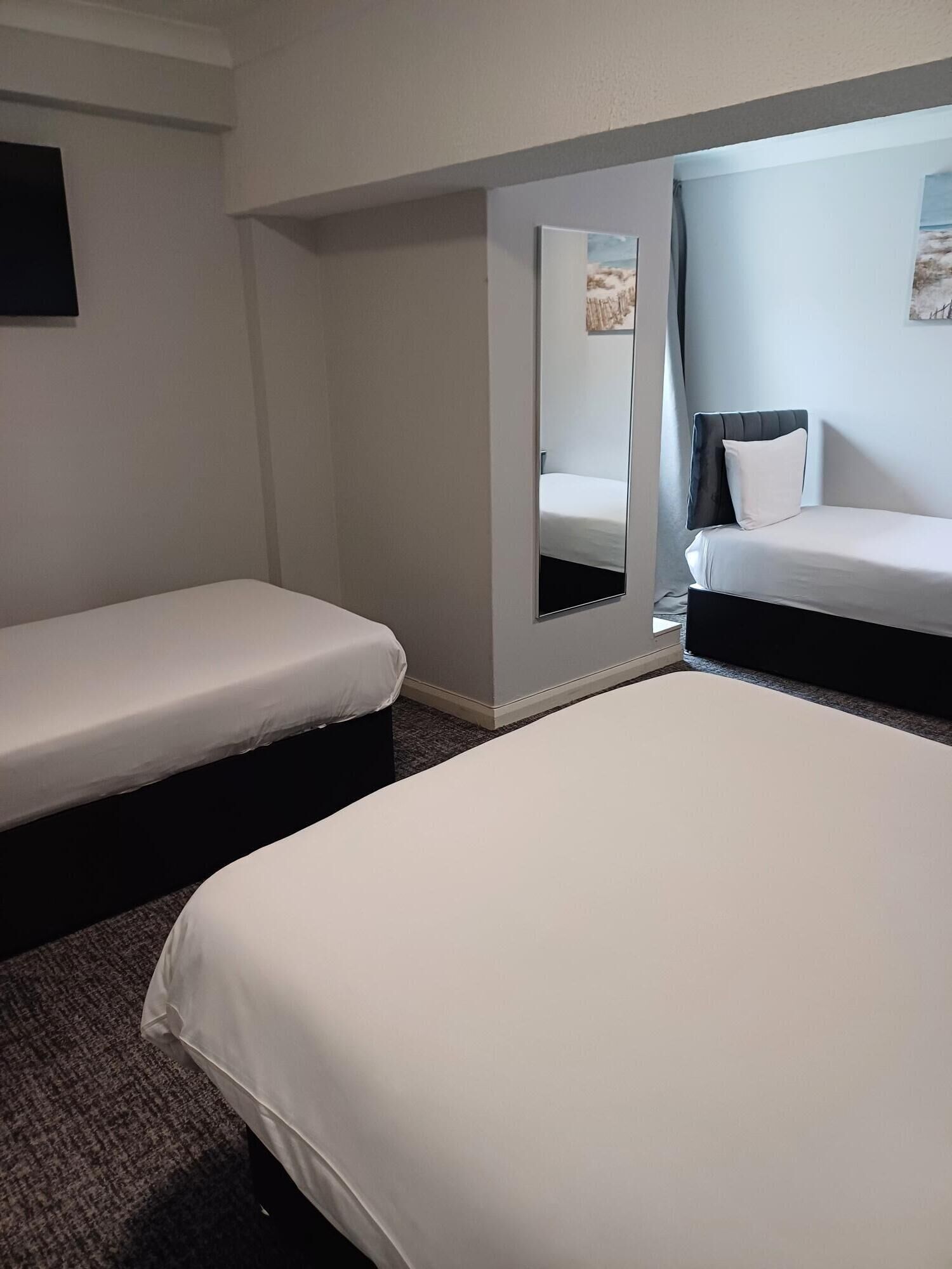 办公桌、免费 WiFi、床单