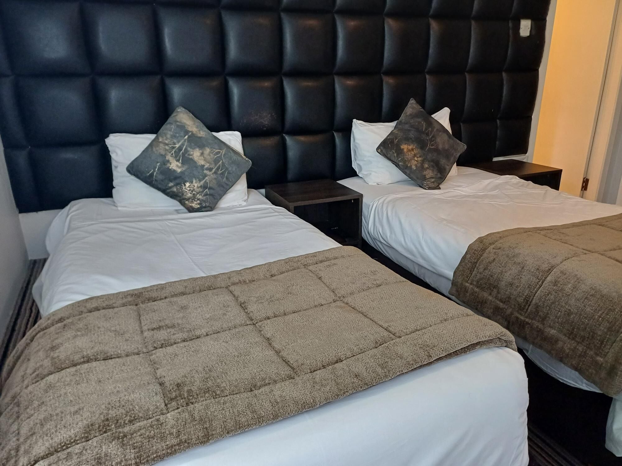 办公桌、免费 WiFi、床单