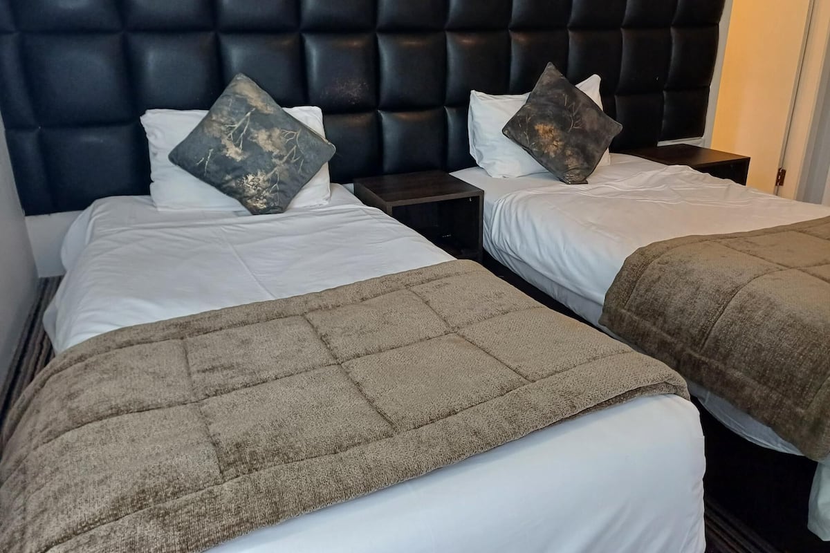 Skrivebord, wi-fi (inkludert) og sengetøy