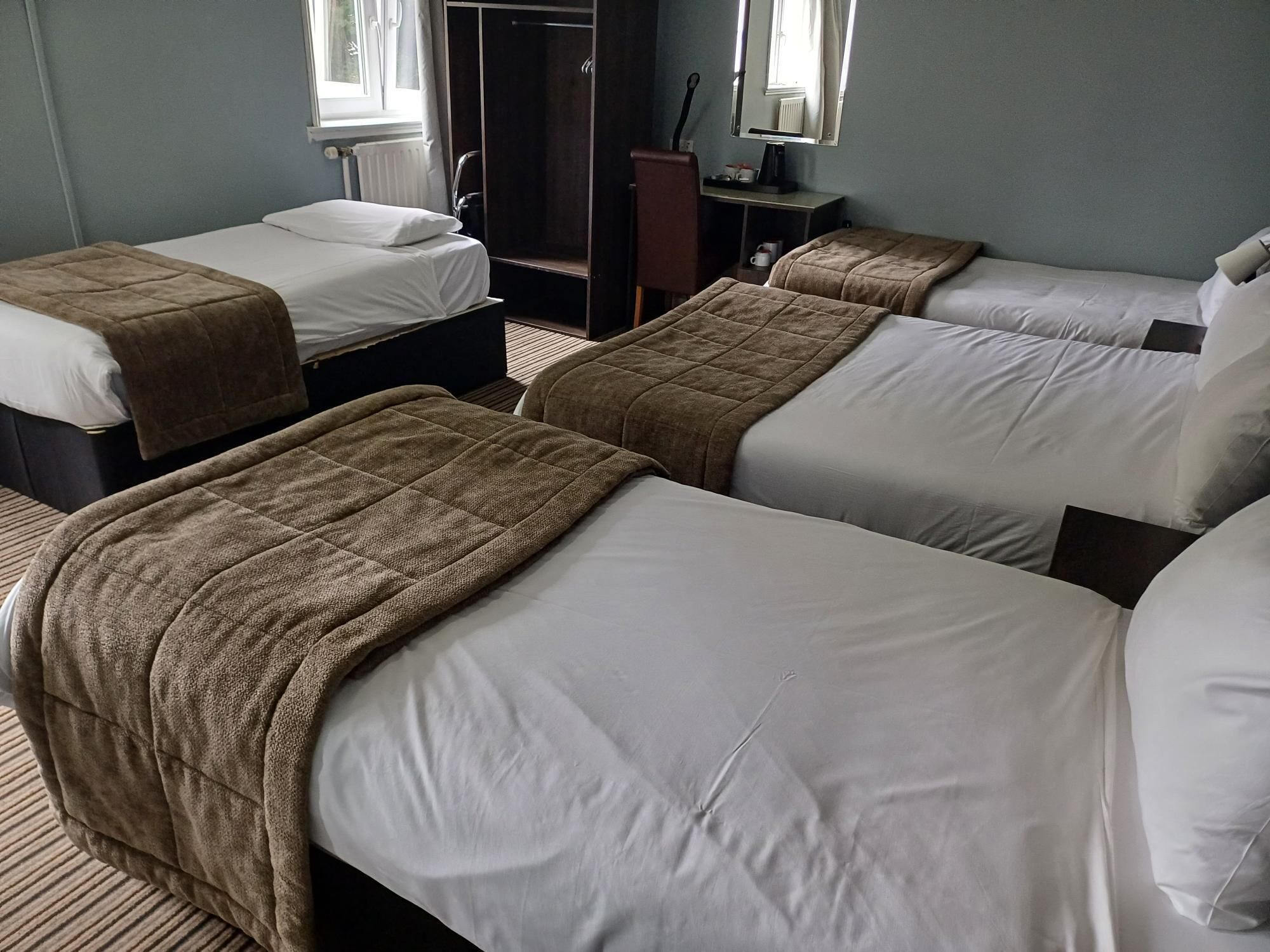 办公桌、免费 WiFi、床单