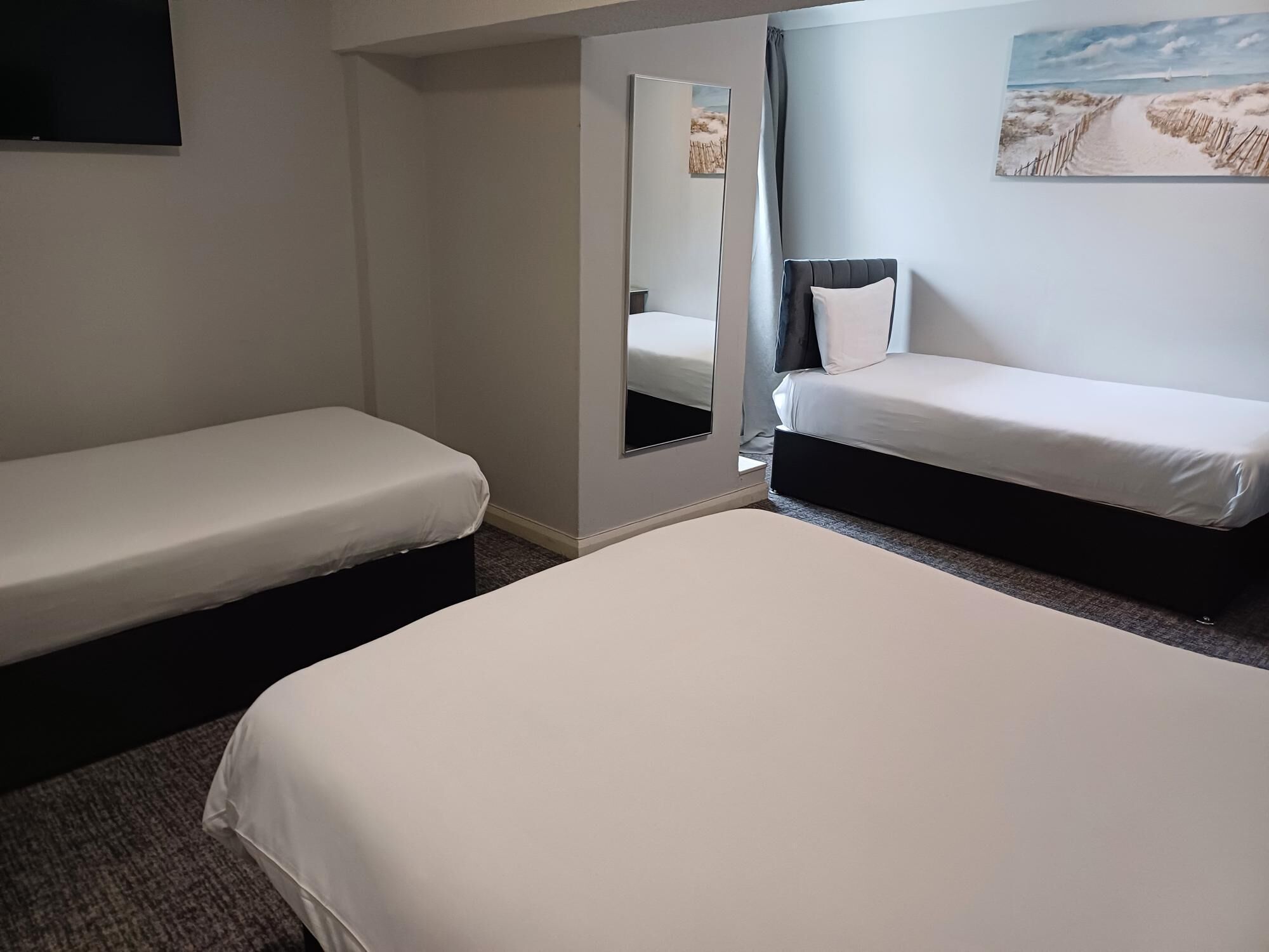 办公桌、免费 WiFi、床单